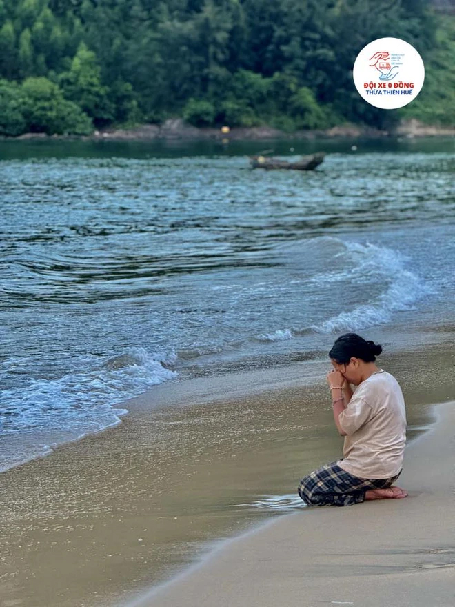 Tấm ảnh buồn nhất lúc này: Người mẹ gục khóc, cầu nguyện bên bãi biển Lăng Cô mong chờ phép màu con quay về sau 4 ngày mất tích-1
