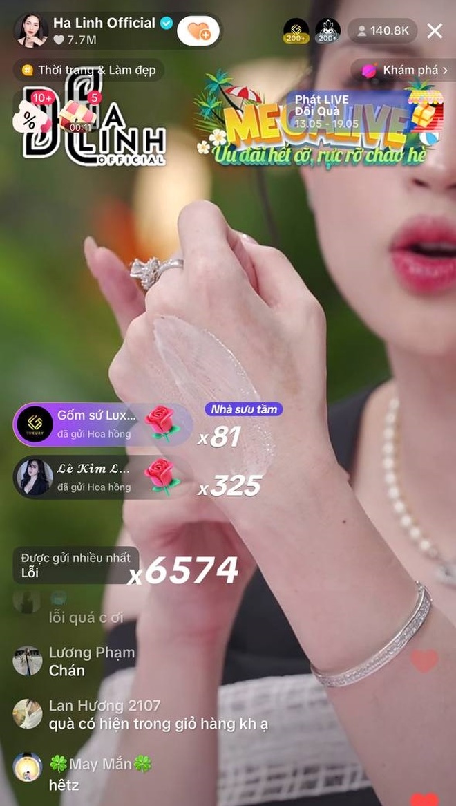 Võ Hà Linh livestream chốt đơn với lượng mắt xem khủng nhưng khách hàng liên tục la ó vì lỗi, cú quát nhân viên xối xả gây sốc-2