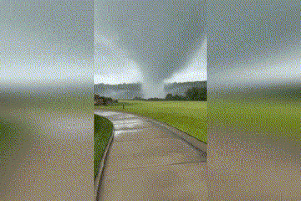 Kinh hoàng gió mạnh hất tung tấm bạt vào 2 người đàn ông đang ngồi ăn-1