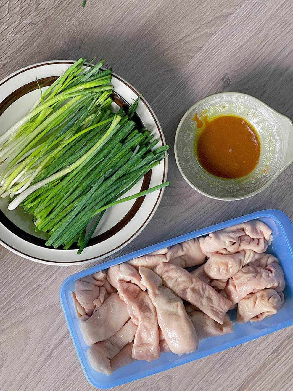 Cách làm khấu đuôi nhồi hành lá nướng thơm lừng, béo ngậy cho ông xã lai rai ngon đã miệng-1