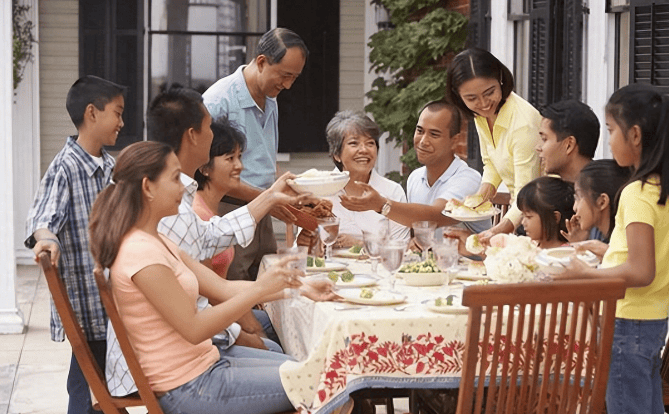 Mẹ chồng khó tính, bị con dâu làm bẽ mặt trong tiệc đầy tháng của cháu nội: Tức nước vỡ bờ!-1