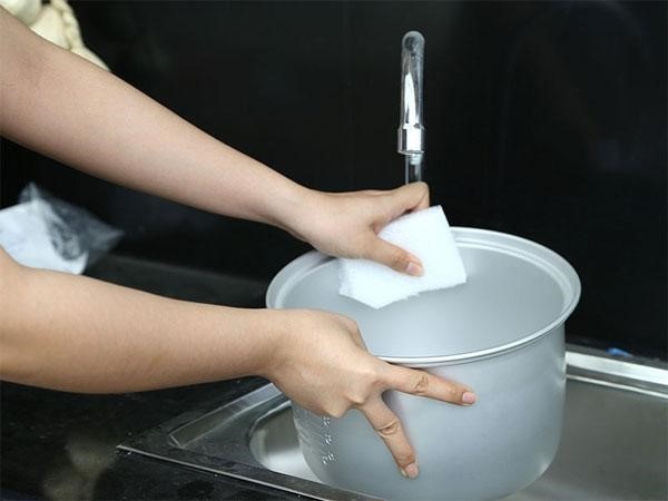 Rửa nồi cơm điện mà ngâm với nước thì mới chỉ làm đúng 1 nửa: Việc đơn giản nhưng nhiều người chủ quan-1