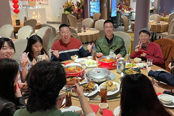 Yêu thư ký trẻ chưa đầy năm, giám đốc già chẳng ngờ có ngày mình thê thảm thế này-2