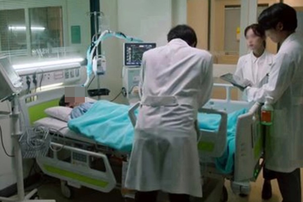 Tiếc rẻ 2 món ăn thừa để qua đêm trong tủ lạnh, chàng trai trả giá bằng 10 ngày nằm viện nguy kịch-1