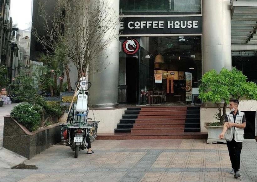 Vụ nữ bác sĩ bị kính rơi vào người ở The Coffee House: Bệnh nhân đang tập ngồi-2