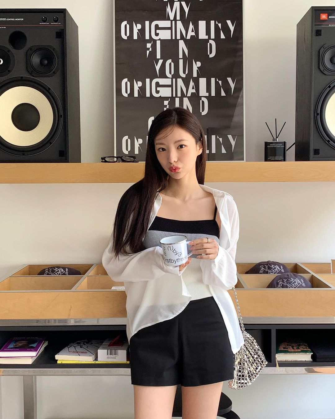 5 công thức diện đẹp áo sơ mi voan mỏng cả khi đi làm lẫn đi chơi-2