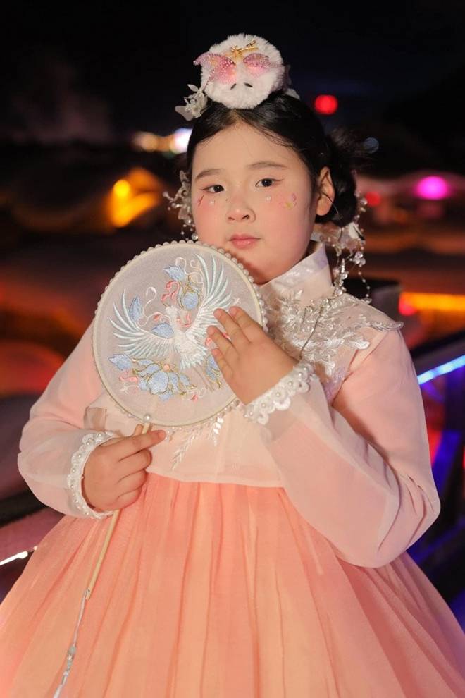 2 con gái vừa xinh xắn vừa đáng yêu, học giỏi của Hoa hậu Hương Giang và chồng Trung Quốc-9