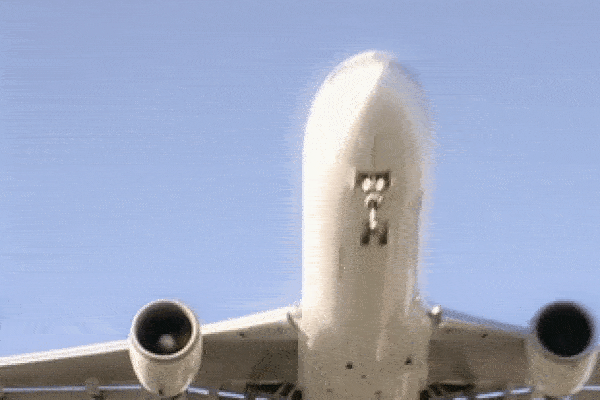 Máy bay Boeing 747 cháy động cơ ngay khi vừa cất cánh-1