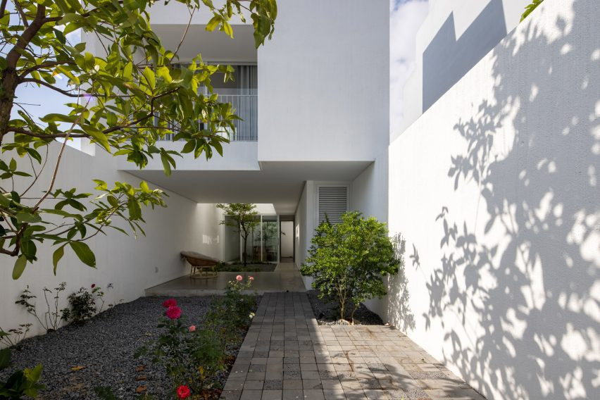 Nhà phố màu trắng tràn ngập không gian xanh của vợ chồng trẻ-5