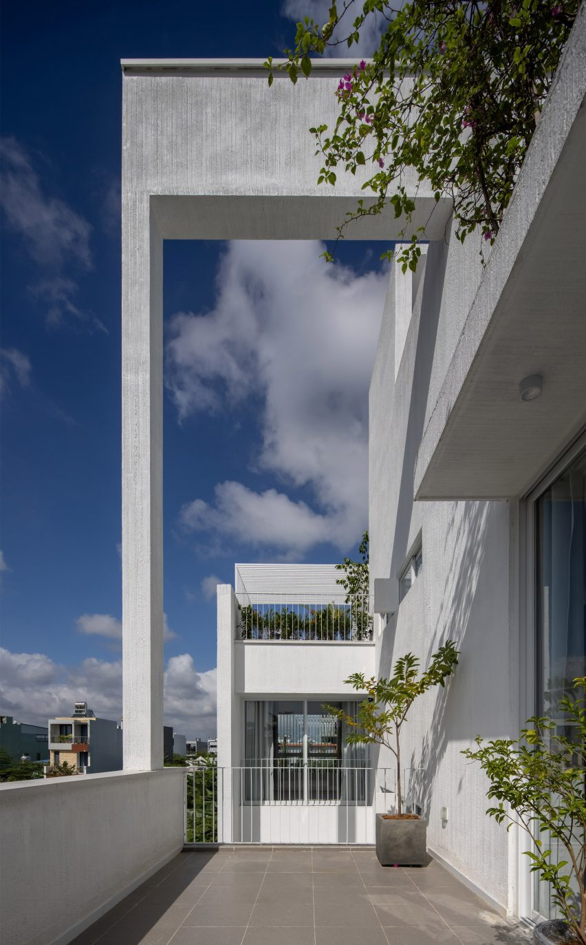 Nhà phố màu trắng tràn ngập không gian xanh của vợ chồng trẻ-6