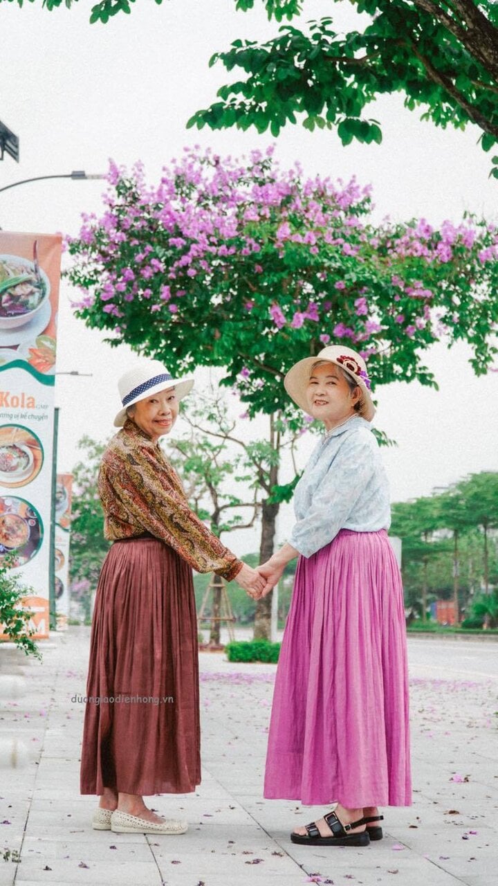 Dân mạng đua nhau thả tim bộ ảnh bằng lăng của 2 cụ bà ở viện dưỡng lão-2