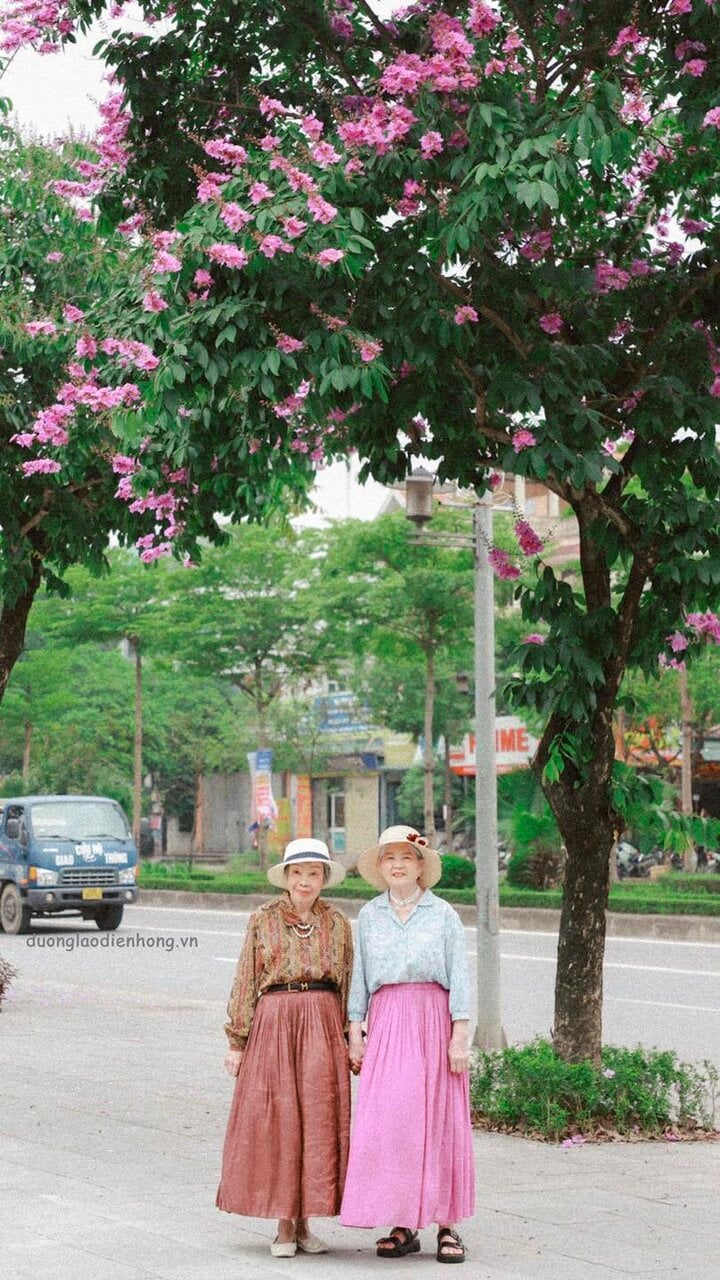 Dân mạng đua nhau thả tim bộ ảnh bằng lăng của 2 cụ bà ở viện dưỡng lão-9