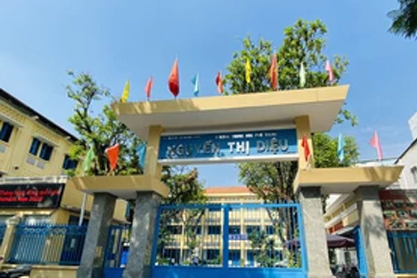 Giáo viên cho 6 học sinh đánh một bạn cùng lớp vì đi học muộn-1