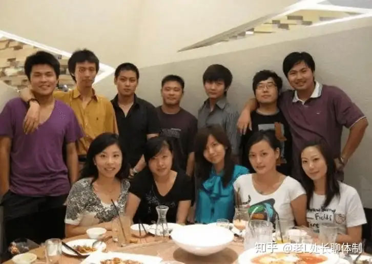 17 người bạn hẹn đi họp lớp, sát giờ xuất hiện người thứ 18: Tất cả đứng hình rồi vỡ òa trong phút chốc-1