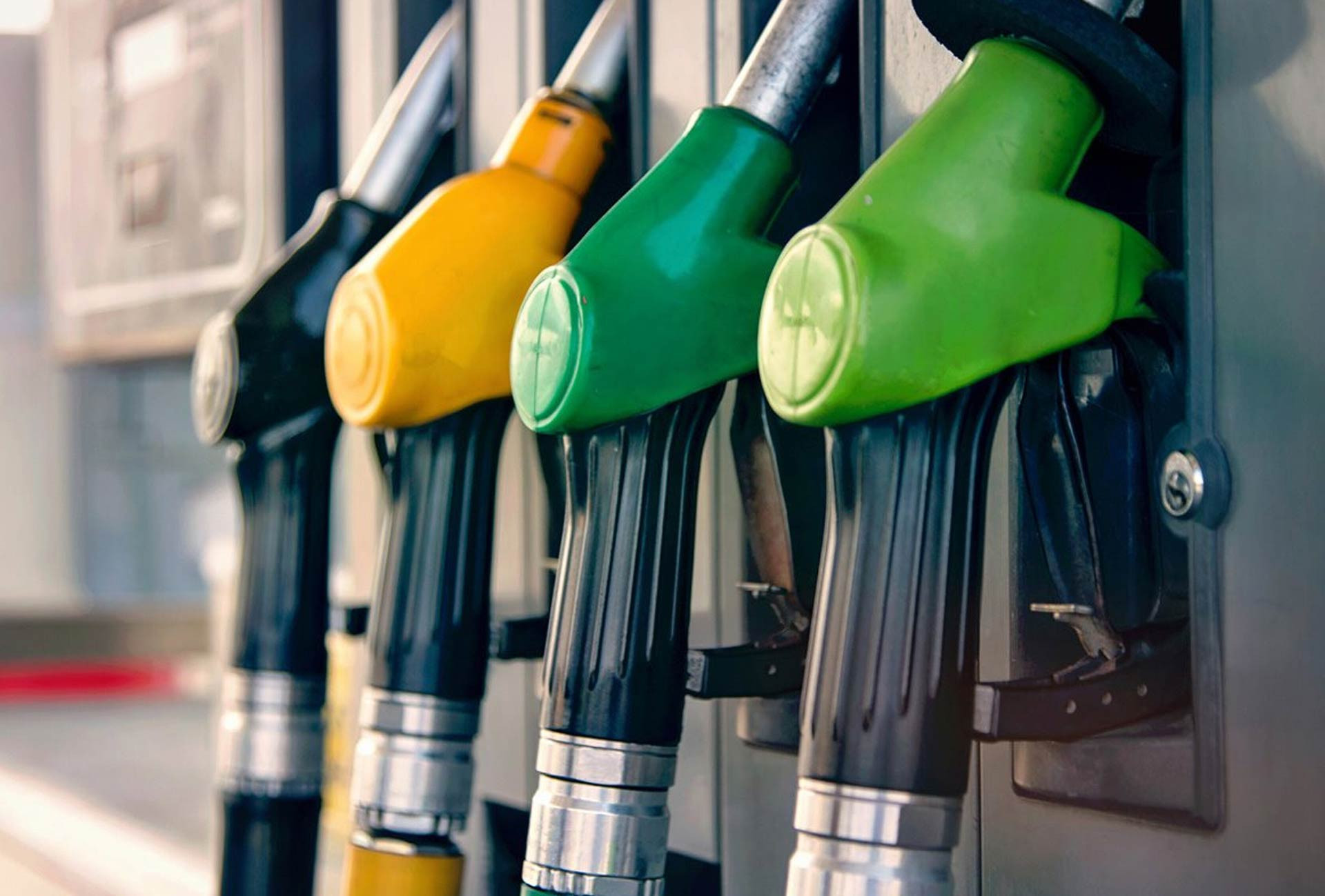 Giá xăng dầu hôm nay 17/5/2024 nối dài đà tăng-2