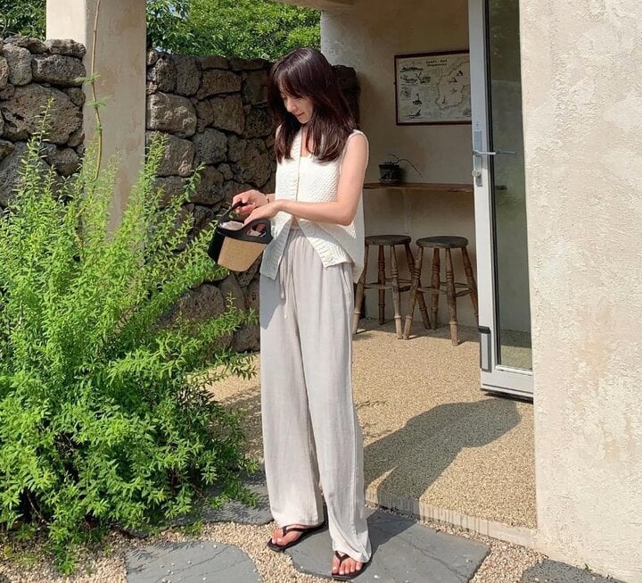 Kiểu quần ống rộng được ưa chuộng đầu hè của chị em công sở-3