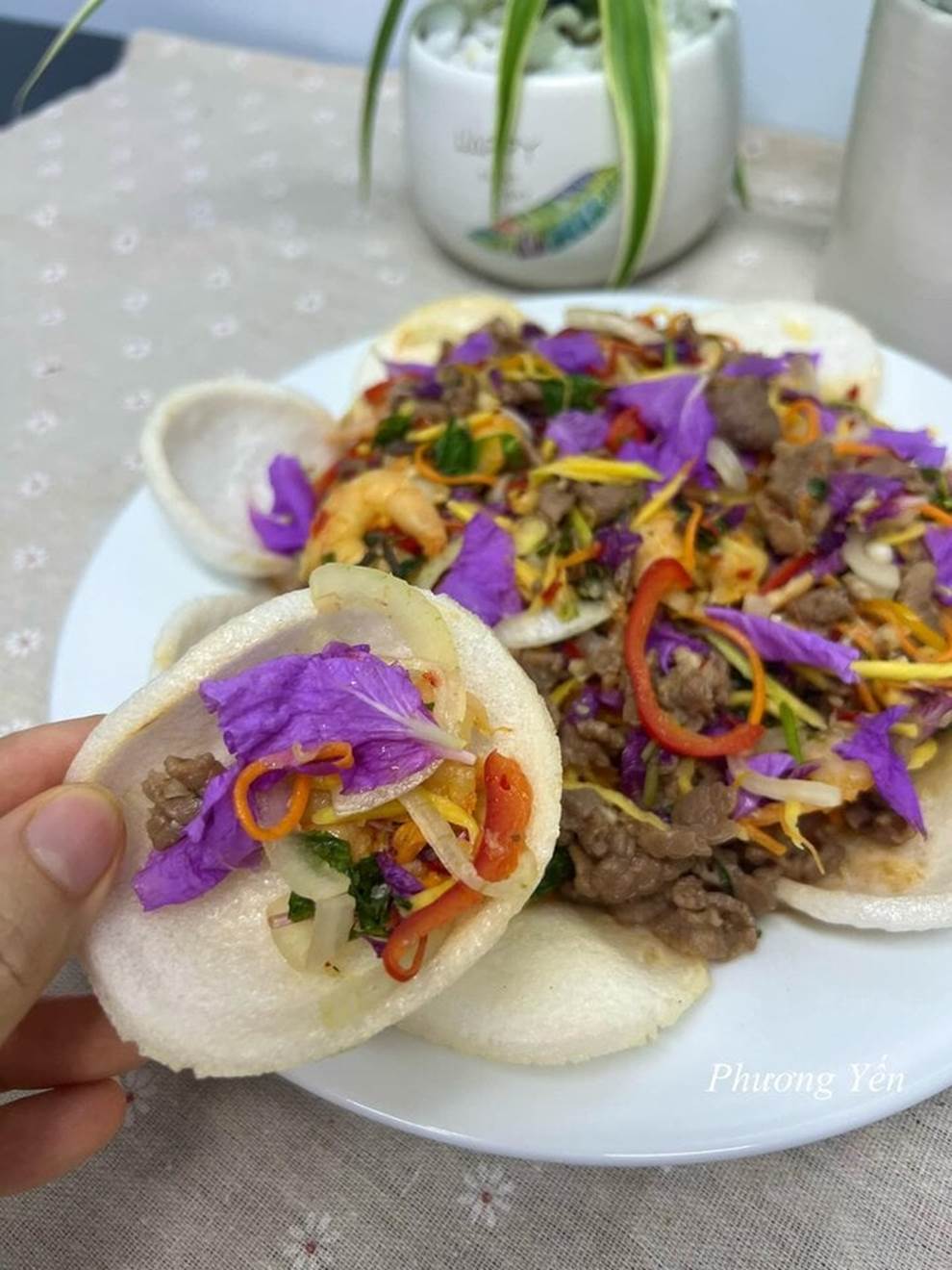 Món gỏi hoa bằng lăng của người phụ nữ Hà Nội gây sốt mạng-5