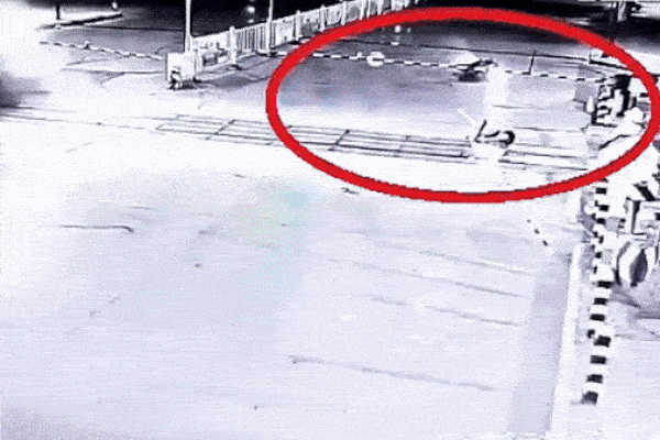 Văng vào giữa đường ray, người đàn ông bị tàu hỏa đẩy đi vài mét