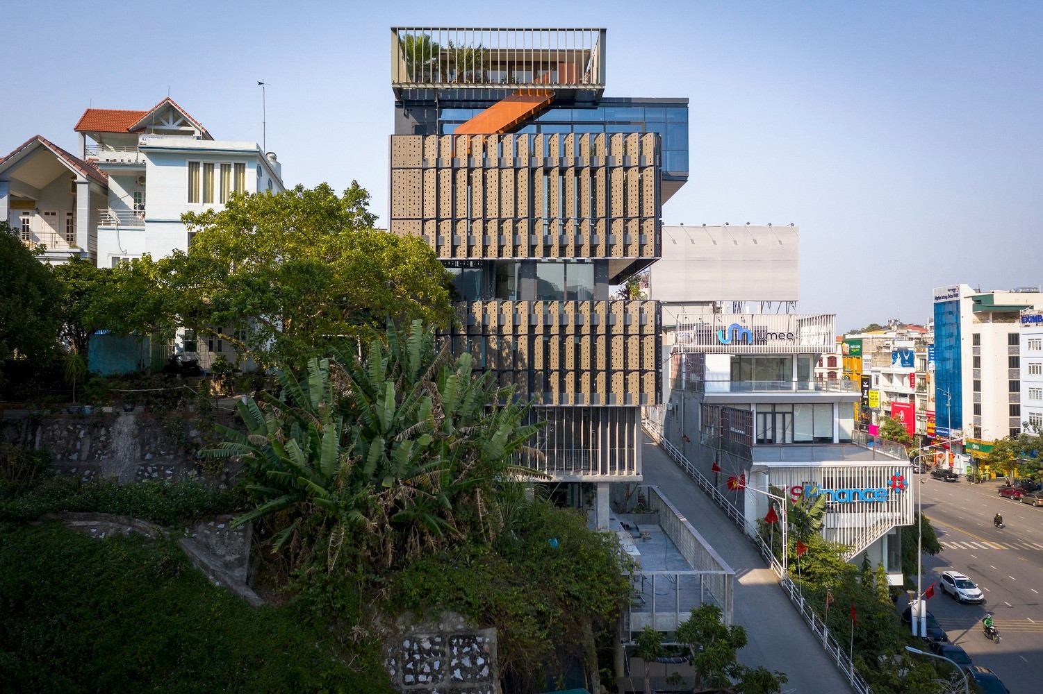 Tường hai lớp độc đáo giúp ngôi nhà tại Hạ Long đương đầu với nắng gió miền biển-1