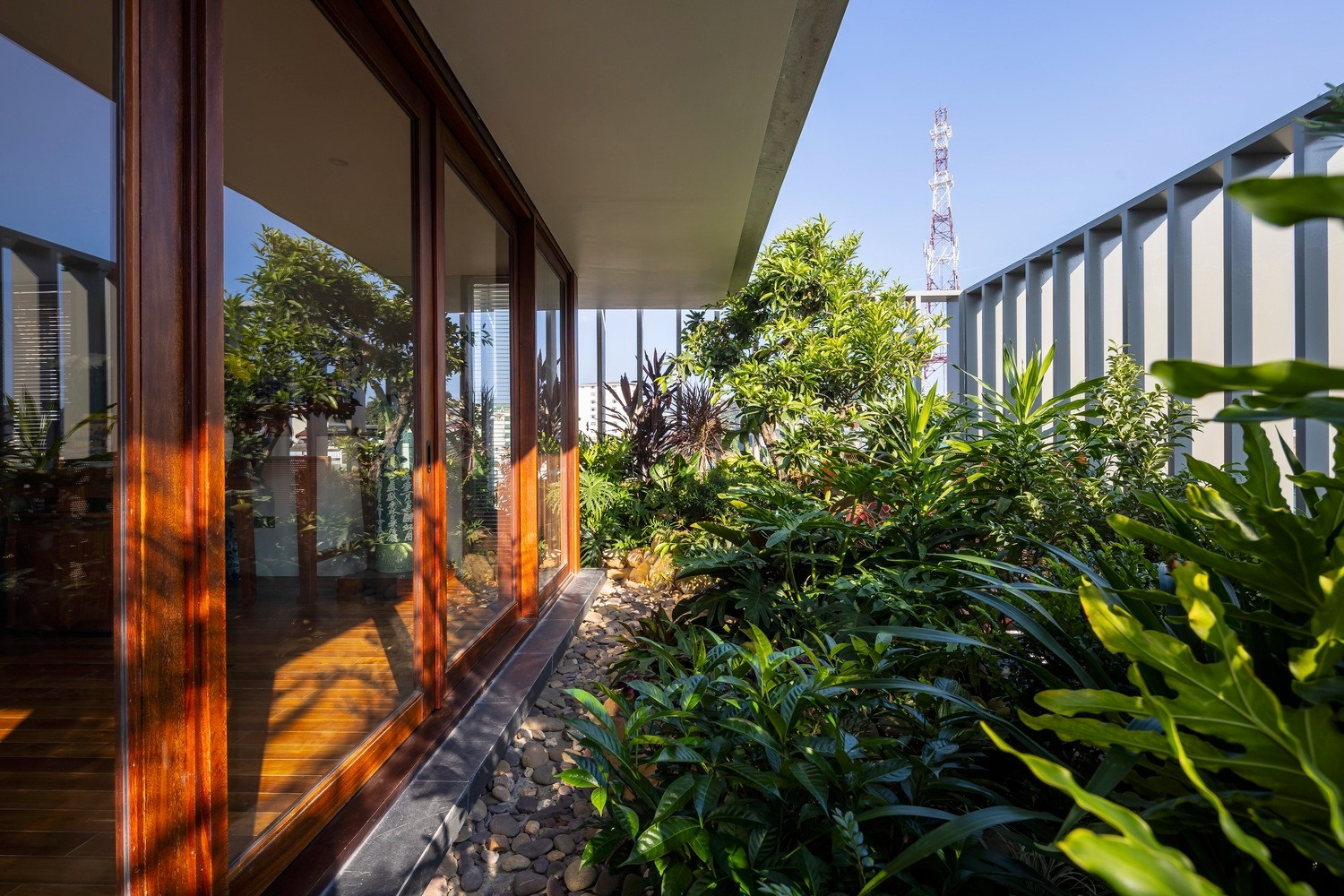 Tường hai lớp độc đáo giúp ngôi nhà tại Hạ Long đương đầu với nắng gió miền biển-3