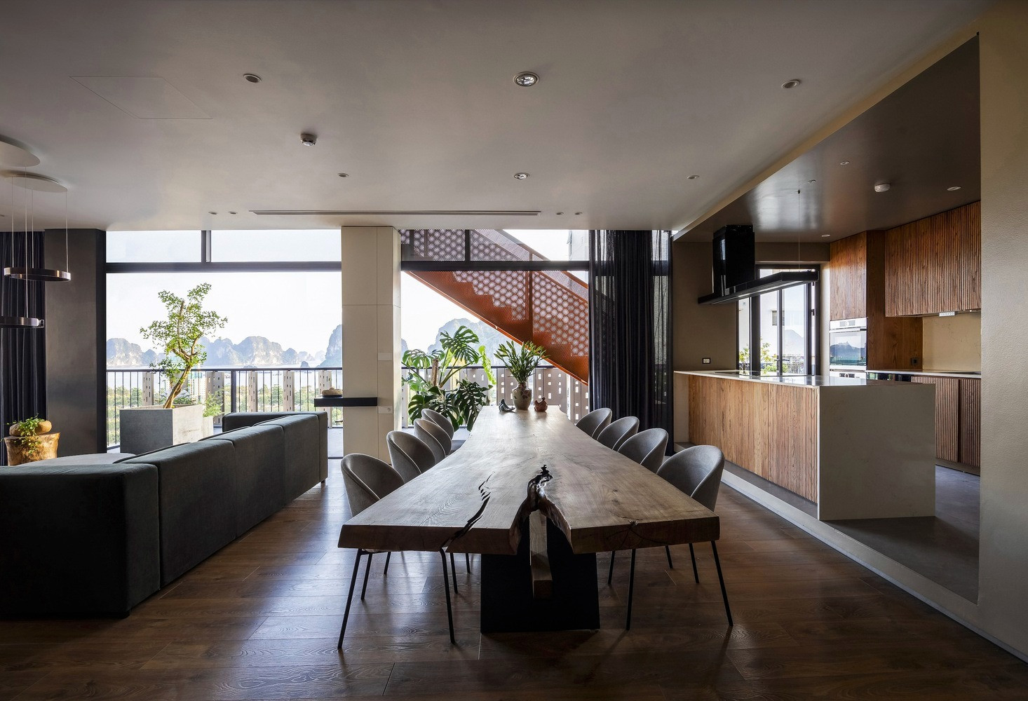 Tường hai lớp độc đáo giúp ngôi nhà tại Hạ Long đương đầu với nắng gió miền biển-4