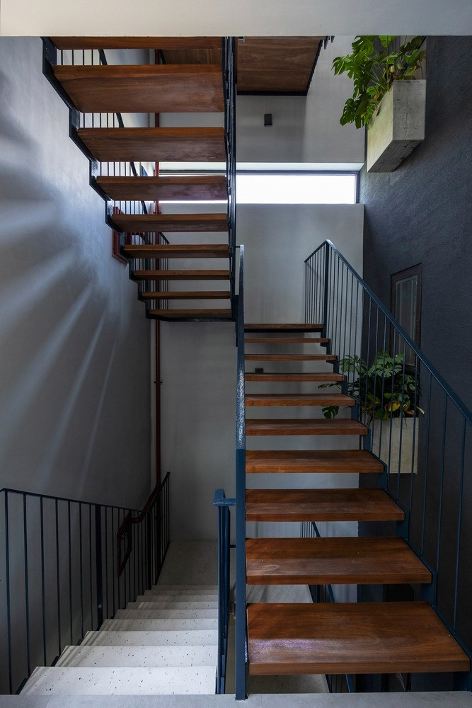 Tường hai lớp độc đáo giúp ngôi nhà tại Hạ Long đương đầu với nắng gió miền biển-5