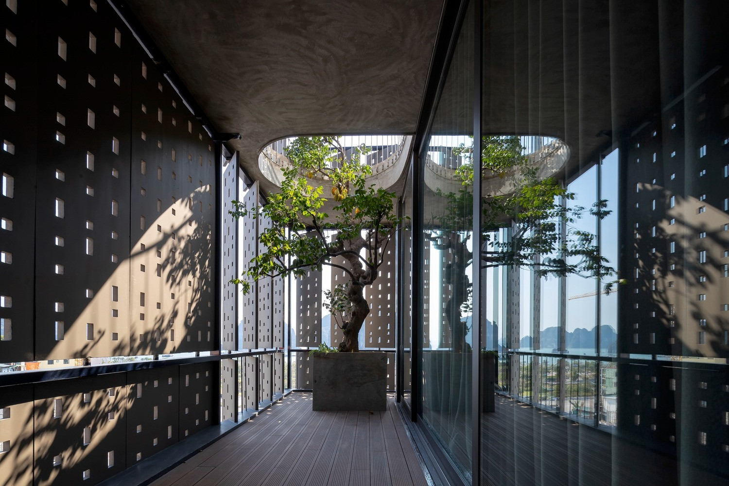 Tường hai lớp độc đáo giúp ngôi nhà tại Hạ Long đương đầu với nắng gió miền biển-6