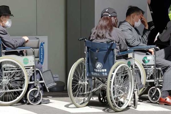 Chồng mất vì không được chữa bệnh, người đàn bà bật khóc khi Hàn Quốc bế tắc trong cuộc khủng hoảng ngành y: