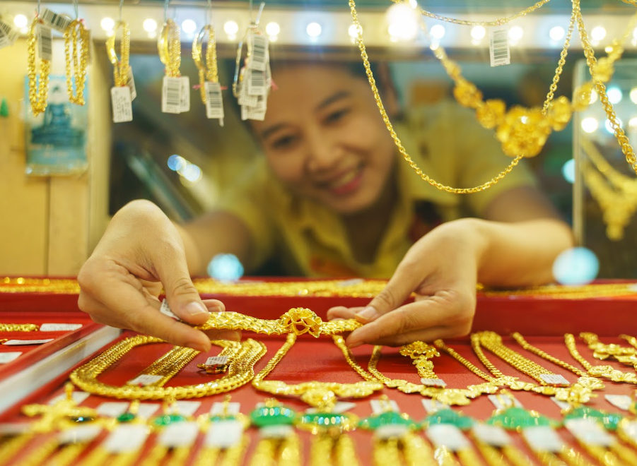 Giá vàng hôm nay 17/5/2024 đảo chiều giảm, SJC về dưới 90 triệu sau đấu thầu-2