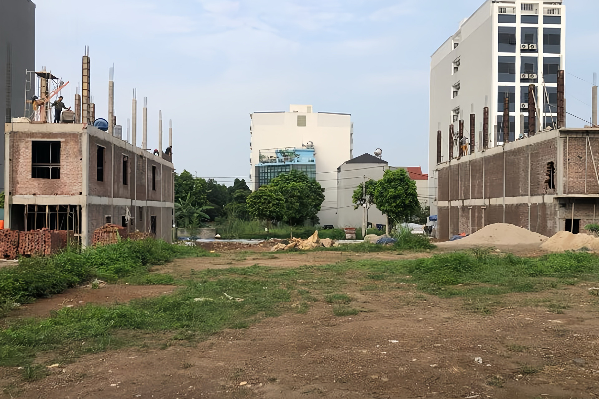 Giá đất Hòa Lạc nóng rẫy, nhà đầu tư nghi ngại rút khỏi thị trường-1