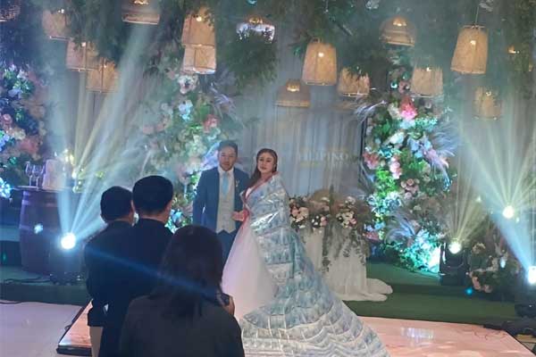 Chú rể tặng cô dâu áo choàng bằng tiền trong đám cưới gây xôn xao-1