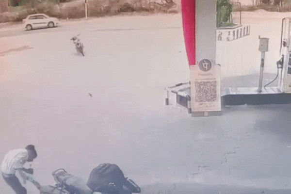 Clip: Xe máy 'không người lái' bất ngờ lao vút qua trạm xăng