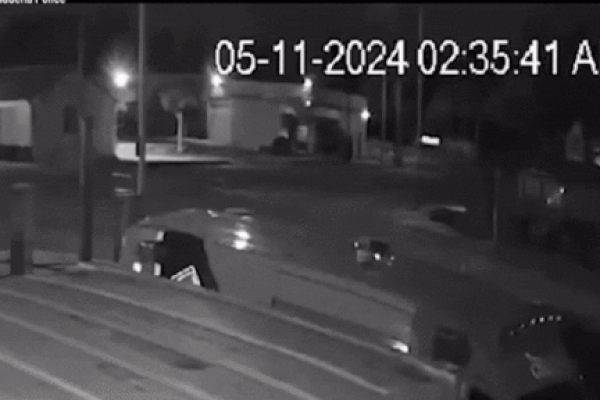 Clip: Ô tô bay lên không như phim hành động, 3 người văng khỏi xe