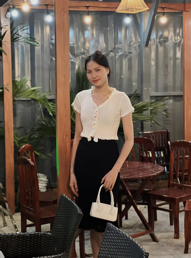 Hoa khôi bóng chuyền 22 tuổi: Chân dài miên man, gương mặt giống Hương Tràm-8