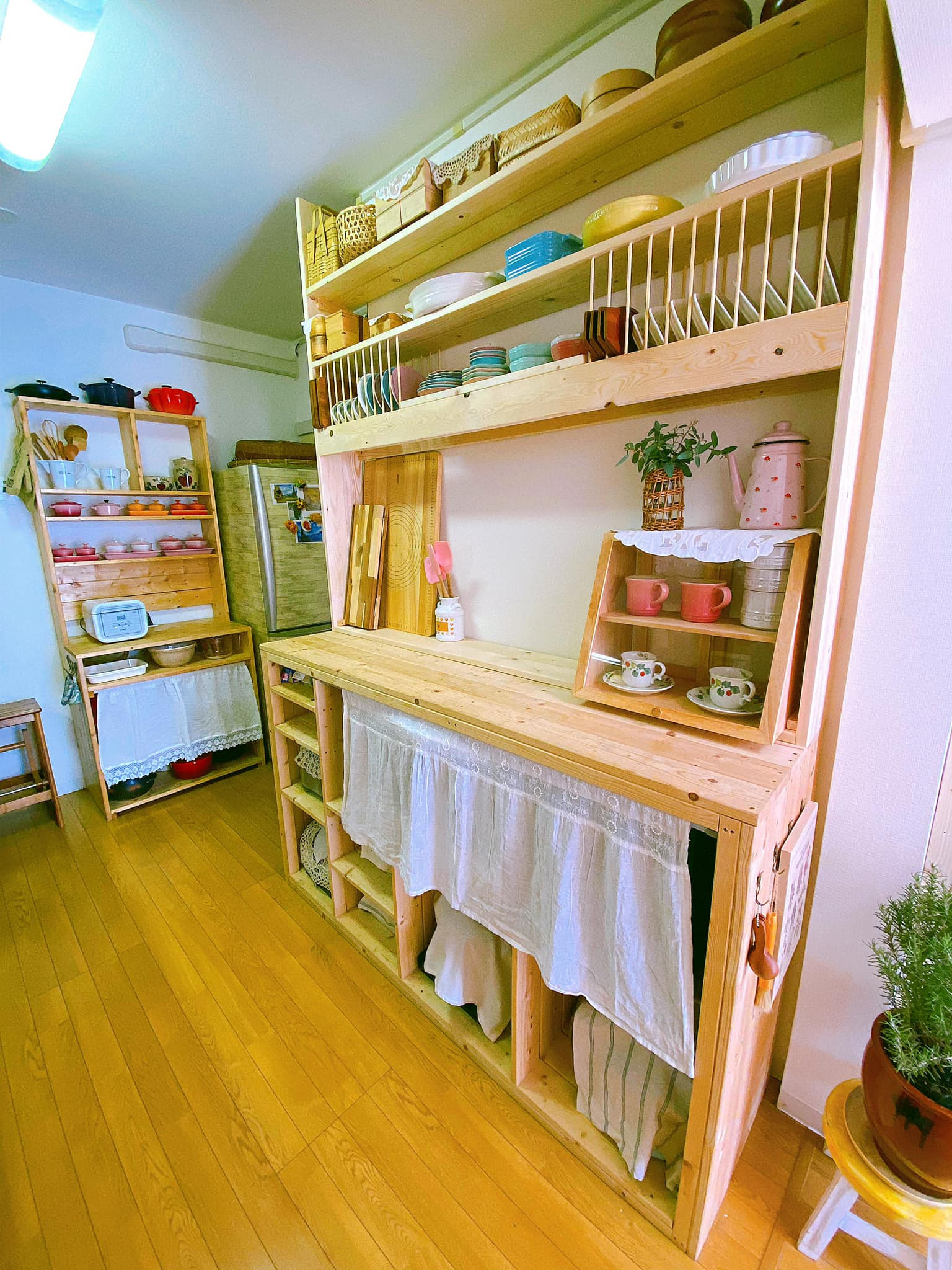 Bà mẹ lực điền tự tay đóng đồ gỗ, trang trí ngôi nhà đẹp như cổ tích-3