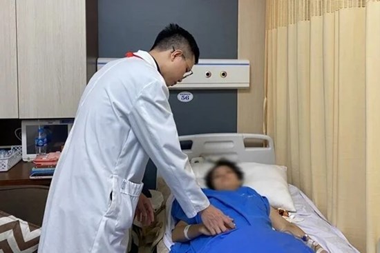 Nữ bác sĩ bị tấm kính quán cà phê đổ vào người hiện ra sao?