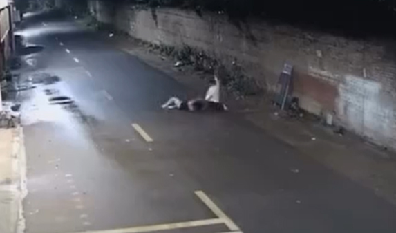 Vụ cô gái bị đâm hàng chục nhát dao trên đường Hà Nội: Đã tìm thấy thi thể nghi phạm?-1