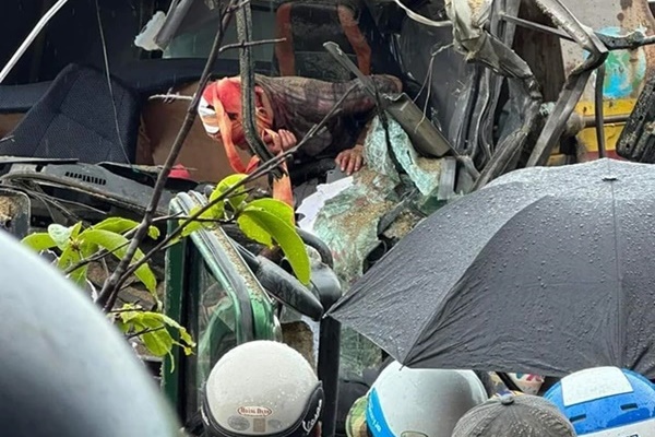 Ô tô bỗng dưng từ trên trời rơi xuống khiến người đi đường khiếp vía: Nguyên nhân bất ngờ được tiết lộ-4