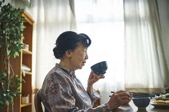 Làm bảo mẫu 10 năm cho bà cụ sống trong căn nhà 500m2, tôi được gửi cho một lá thư mà thấy ấm lòng