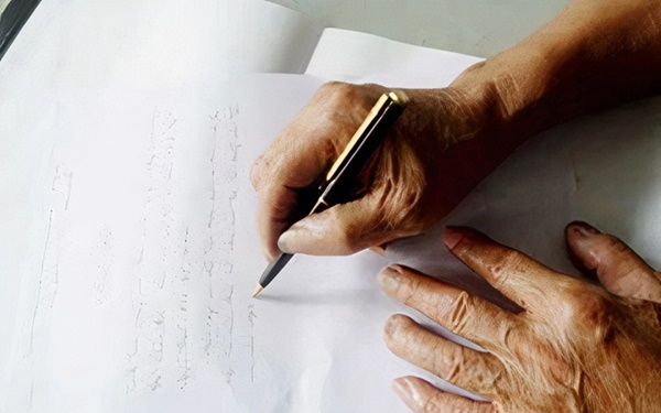 Làm bảo mẫu 10 năm cho bà cụ sống trong căn nhà 500m2, tôi được gửi cho một lá thư mà thấy ấm lòng-2