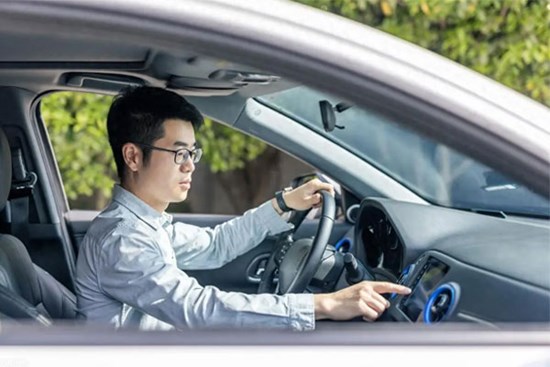 Thanh niên 35 tuổi lái xe hơi giá 1 tỷ đồng về quê, vừa đến ngõ đã bị mắng té tát: Có lớn mà chẳng có khôn!