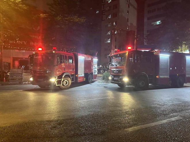 Thông tin vụ cháy ở Đường Láng khiến diễn viên Bình An cùng nhiều người mắc kẹt, phải leo mái nhà chờ ứng cứu-2