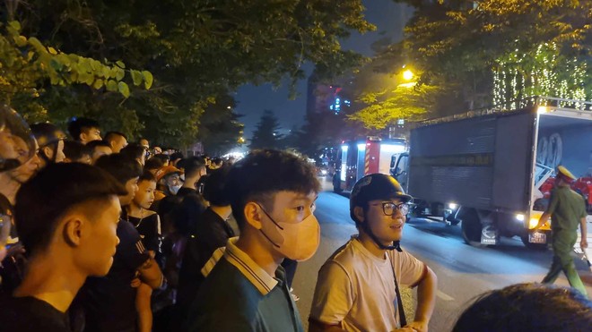 Thông tin vụ cháy ở Đường Láng khiến diễn viên Bình An cùng nhiều người mắc kẹt, phải leo mái nhà chờ ứng cứu-9