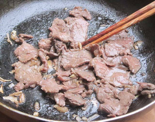 Xào thịt bò chớ để dầu sôi mới đổ vào: Làm một bước ngay từ công đoạn ướp, đảm bảo thịt ngon, không dai-1