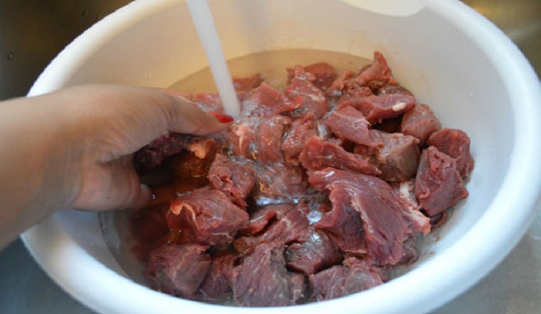 Xào thịt bò chớ để dầu sôi mới đổ vào: Làm một bước ngay từ công đoạn ướp, đảm bảo thịt ngon, không dai-5