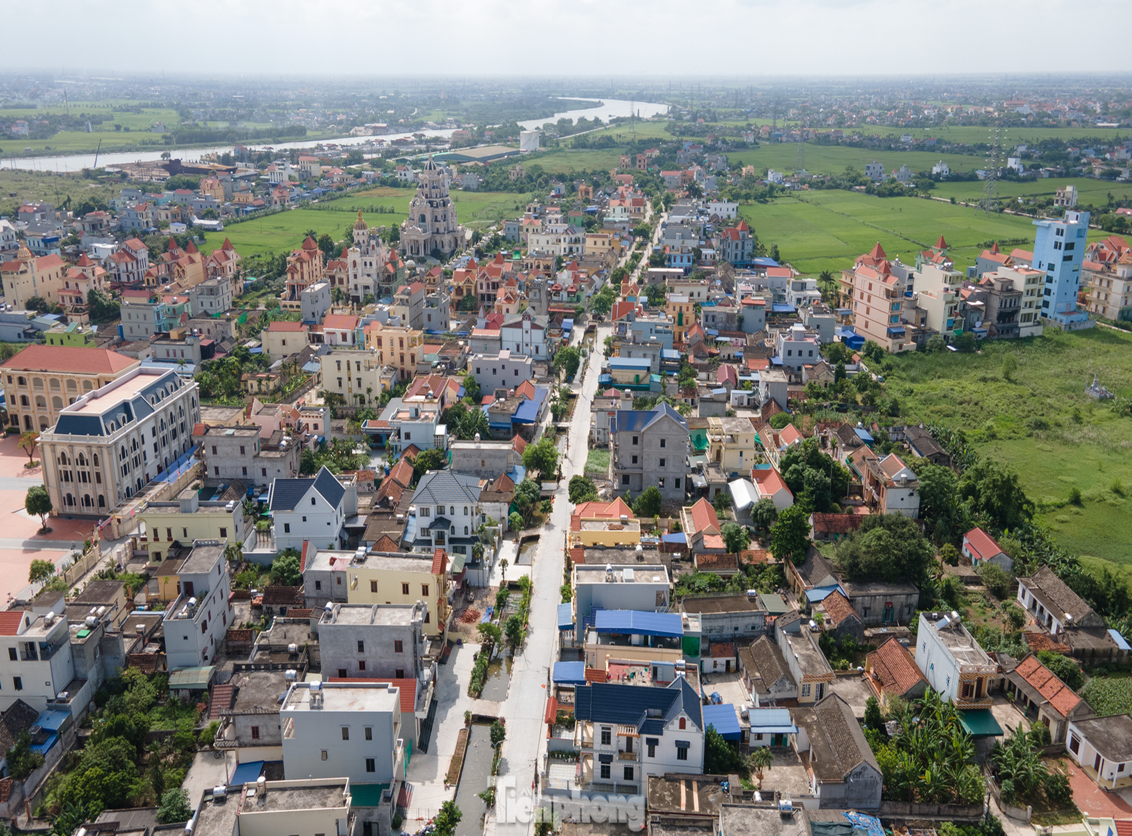 Ngôi làng tỷ phú nức tiếng tại Nam Định: Toàn dinh thự, lâu đài và tàu trăm tỷ xuôi ngược khắp muôn nơi-3
