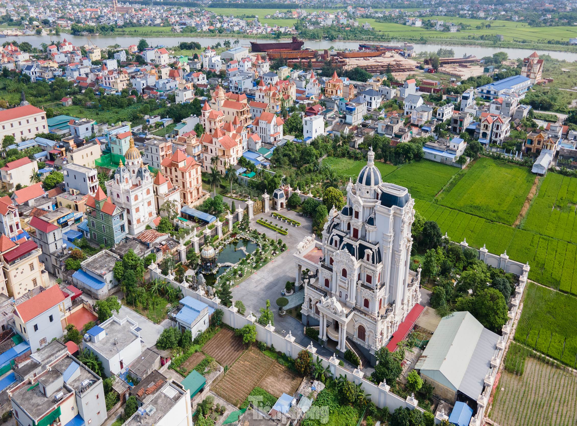 Ngôi làng tỷ phú nức tiếng tại Nam Định: Toàn dinh thự, lâu đài và tàu trăm tỷ xuôi ngược khắp muôn nơi-5