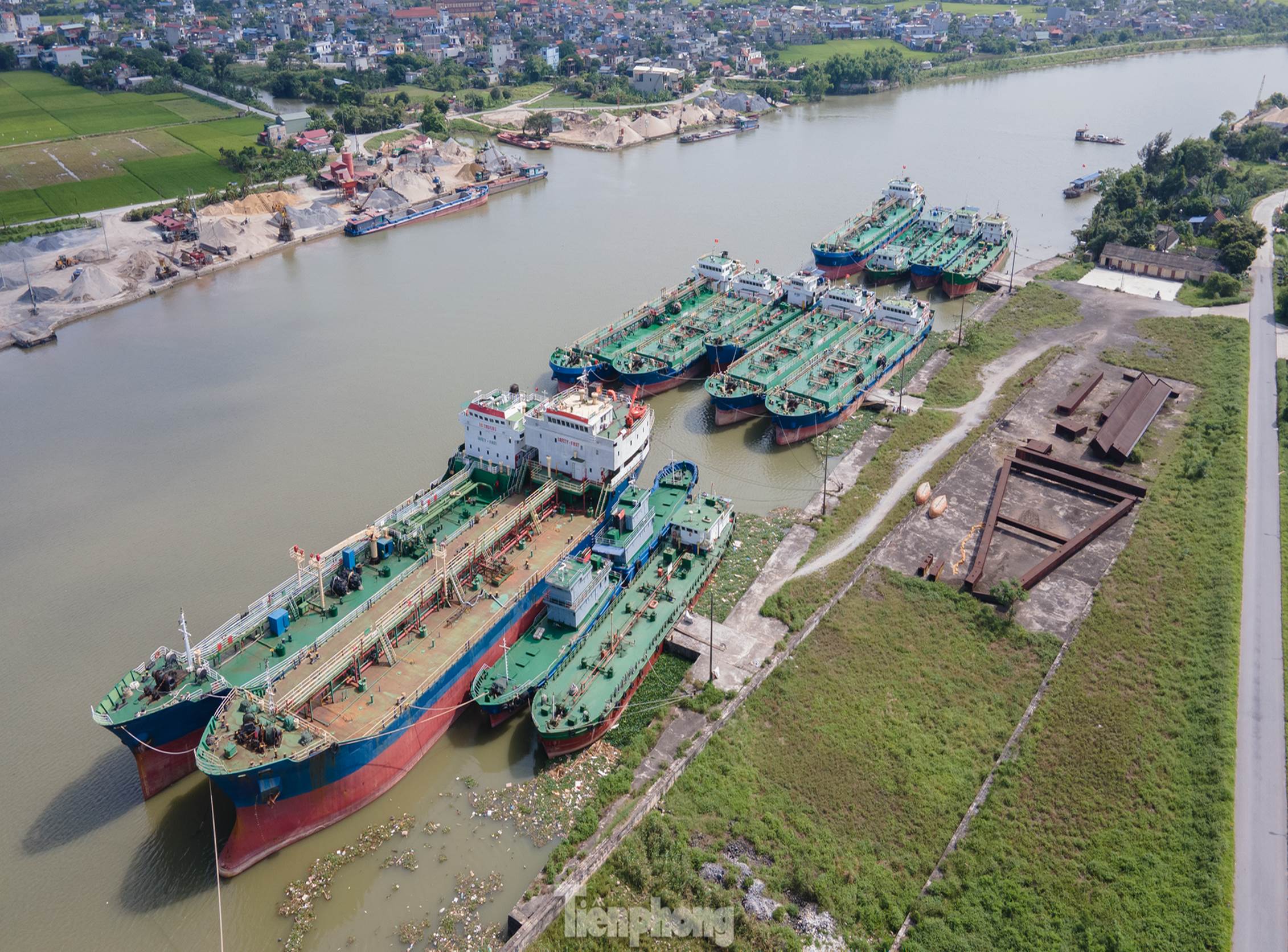 Ngôi làng tỷ phú nức tiếng tại Nam Định: Toàn dinh thự, lâu đài và tàu trăm tỷ xuôi ngược khắp muôn nơi-9