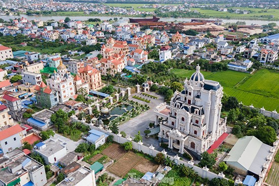 Ngôi làng tỷ phú nức tiếng tại Nam Định: Toàn dinh thự, lâu đài và tàu trăm tỷ xuôi ngược khắp muôn nơi