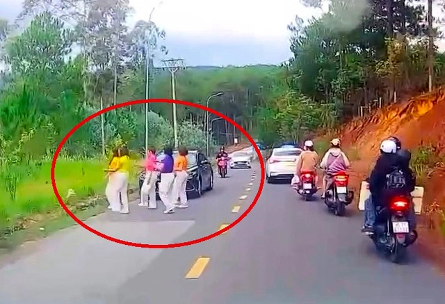 Bất chấp nguy hiểm, nhóm phụ nữ dừng xe con, nhảy nhót giữa đường ở Đà Lạt-1